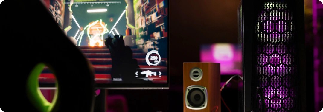 Két gamer ökölütéssel ünnepli a győzelmet egy közös videojáték mérkőzés után