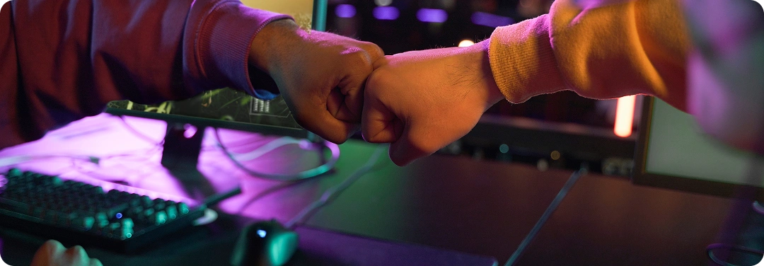 Modern gamer számítógépes setup RGB világítással, monitorral és fejhallgatóval egy videojáték közben