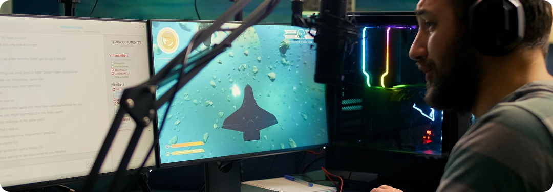 Egy streamer videojátékot játszik professzionális gaming setup mellett mikrofonnal és több monitorral